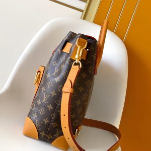 Alternative view of 𝐒𝐭𝐞𝐚𝐦𝐞𝐫 𝟑𝟎 Handbag Revisiting a century-old classic in LV TUCUCH calf leather 𝐒𝐭𝐞𝐚𝐦𝐞𝐫 Handbag. Grained leather and suede leather adorn both sides.The suede front pocket subtly features 𝐕-stitching, while the convenient 𝐕-shaped hook clasp incorporates 𝐌𝐨𝐧𝐨𝐠𝐫𝐚𝐦 floral motifs. The adjustable strap allows for crossbody or handheld carry.Leather: Premium Spanish leather Hardware: Imported premium semi-steel hardware Dimensions: 32 cm x 33 cm x 14 cm (Length x Height x Width)